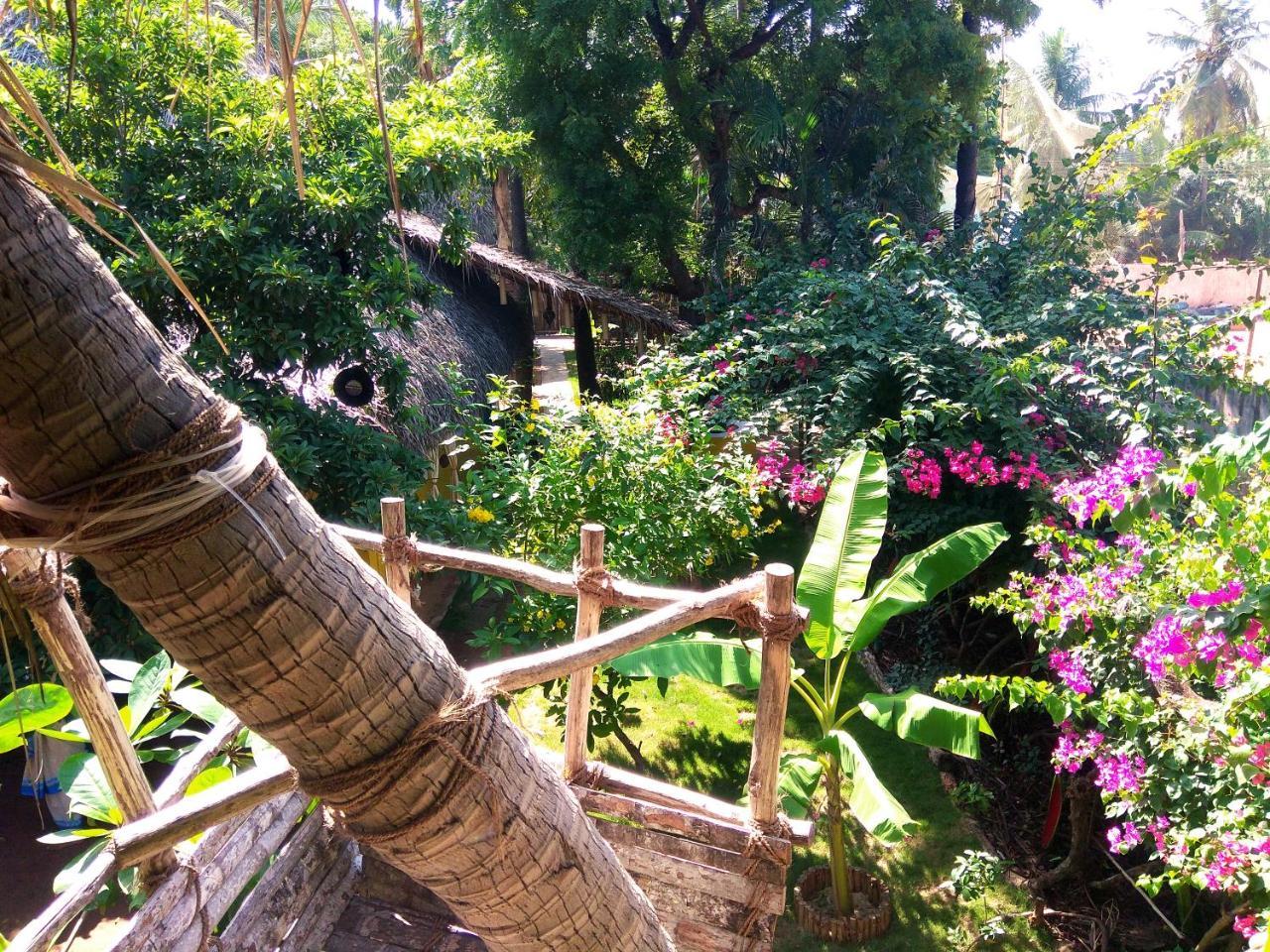 Dharmakanni Tropical Huts Ауровиль Экстерьер фото